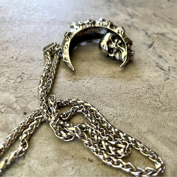 Silver crescent moon with Skull - Picture 2 of 5
